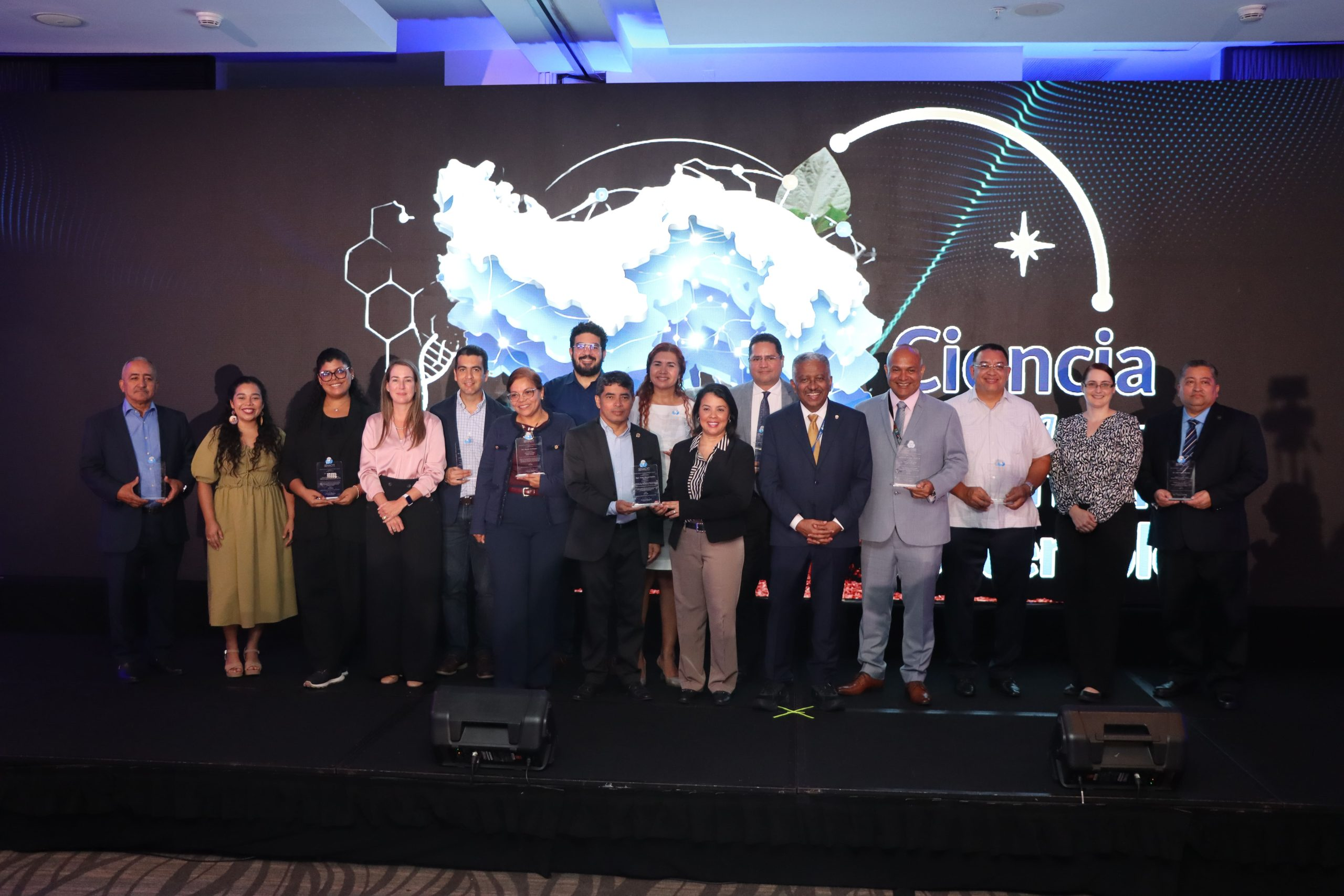 Dr. Danilo Cáceres recibe reconocimiento por su investigación en evento de SENACYT